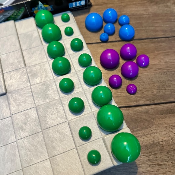 Strategy Board Game featured on Star Trek The Next Generation (Complete) - Picture 3 of 7